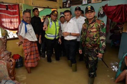 Bujuk Warga Mengungsi, Gubernur "Nyemplung" Lokasi Banjir Langkat